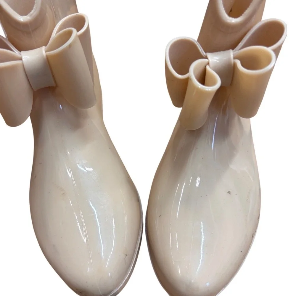 Capelli New York Girls Beige Bow Ankle Rain Boots Glossy Rubber Size 5-6.5